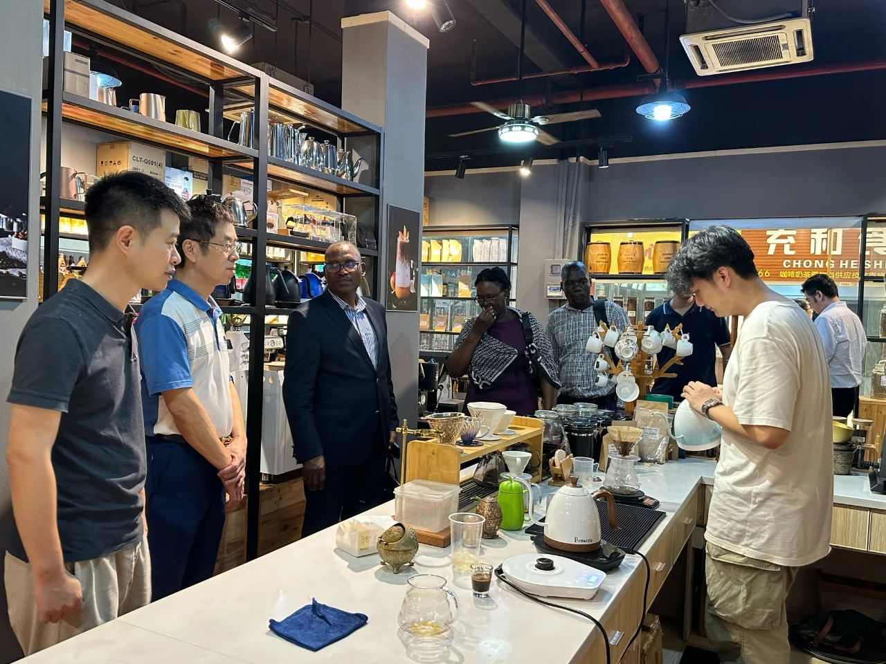 烏干達咖啡發(fā)展局（UCDA）總裁來訪金達