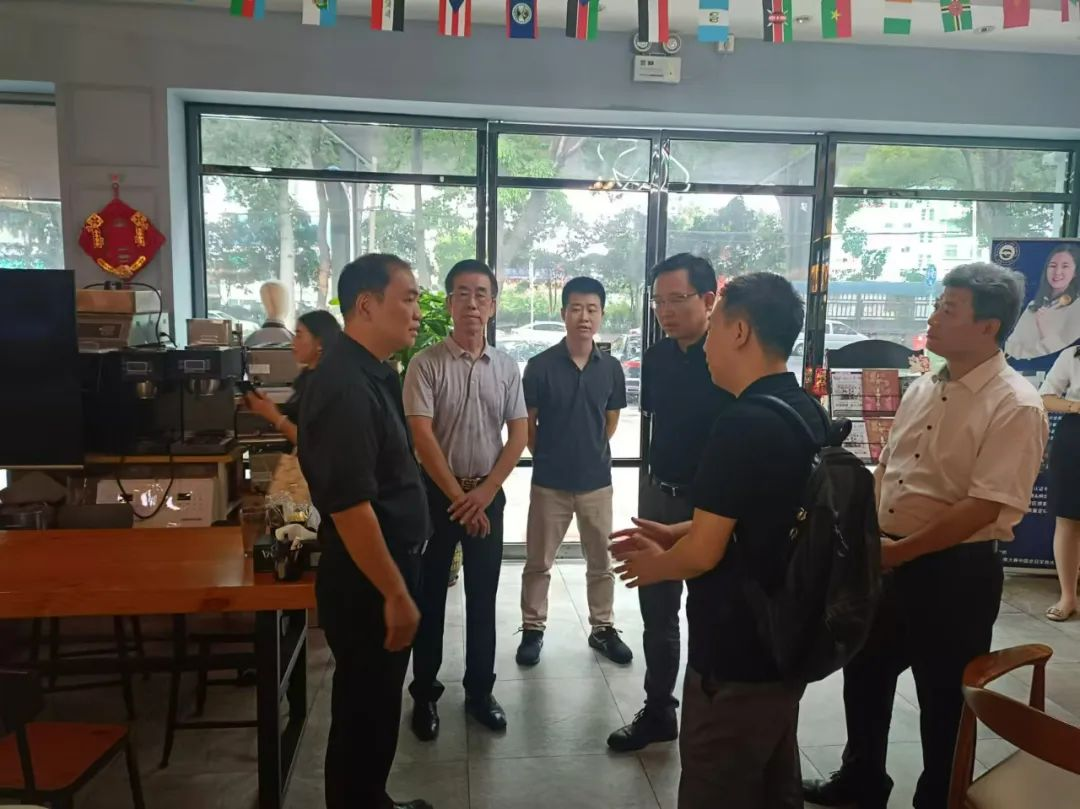 廣州市政府秘書長洪謙和市商務(wù)局一行到金達(dá)咖啡飲品城調(diào)研