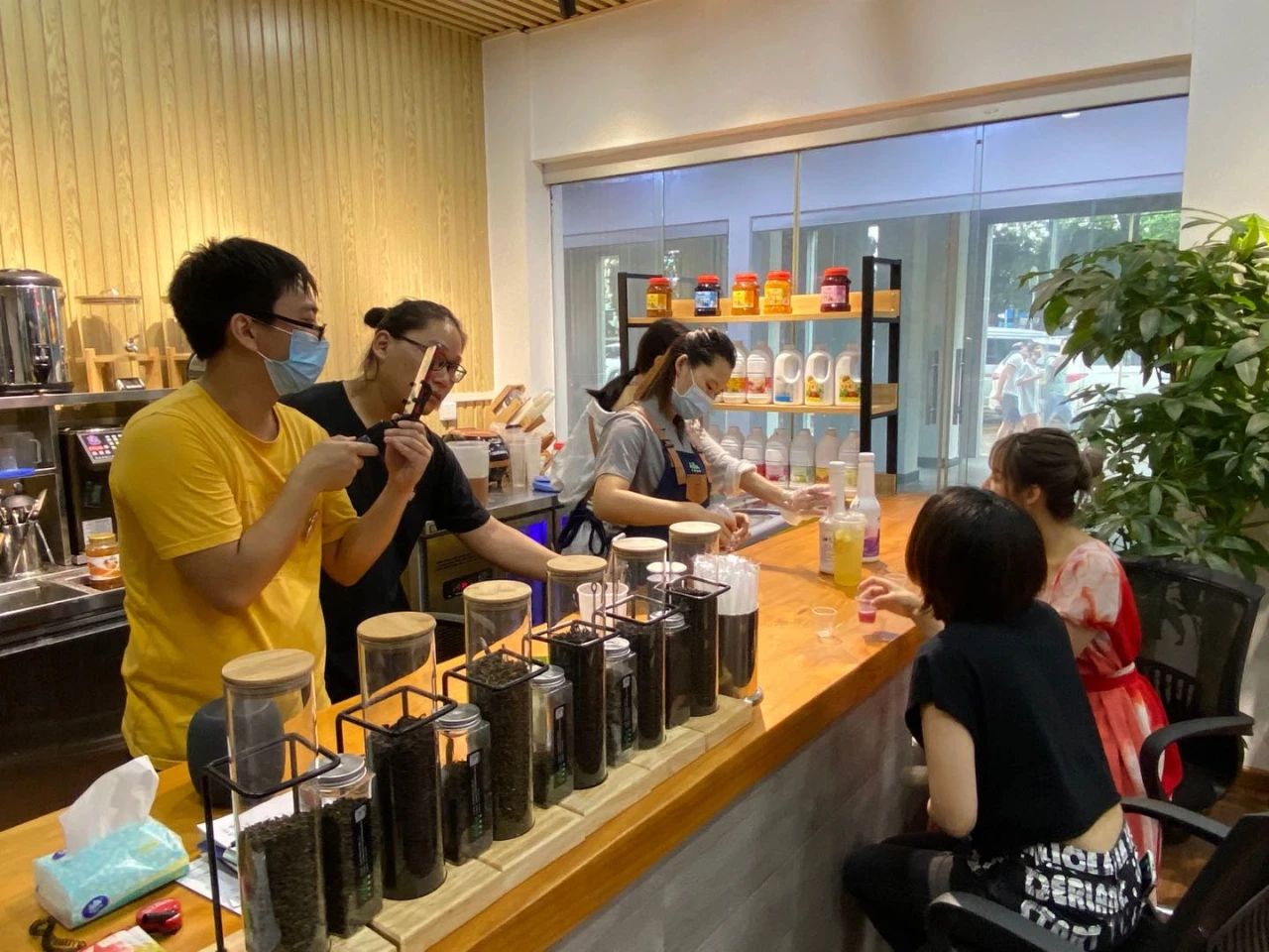 廣州直播節(jié)“在穗臺(tái)商分會(huì)場(chǎng)”，兩岸網(wǎng)紅主播齊聚松洲街金達(dá)咖啡飲品城打卡