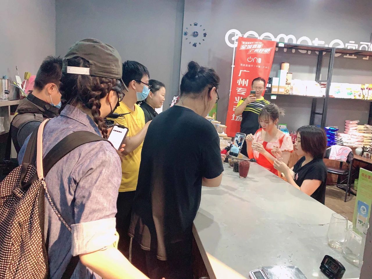廣州直播節(jié)“在穗臺(tái)商分會(huì)場(chǎng)”，兩岸網(wǎng)紅主播齊聚松洲街金達(dá)咖啡飲品城打卡