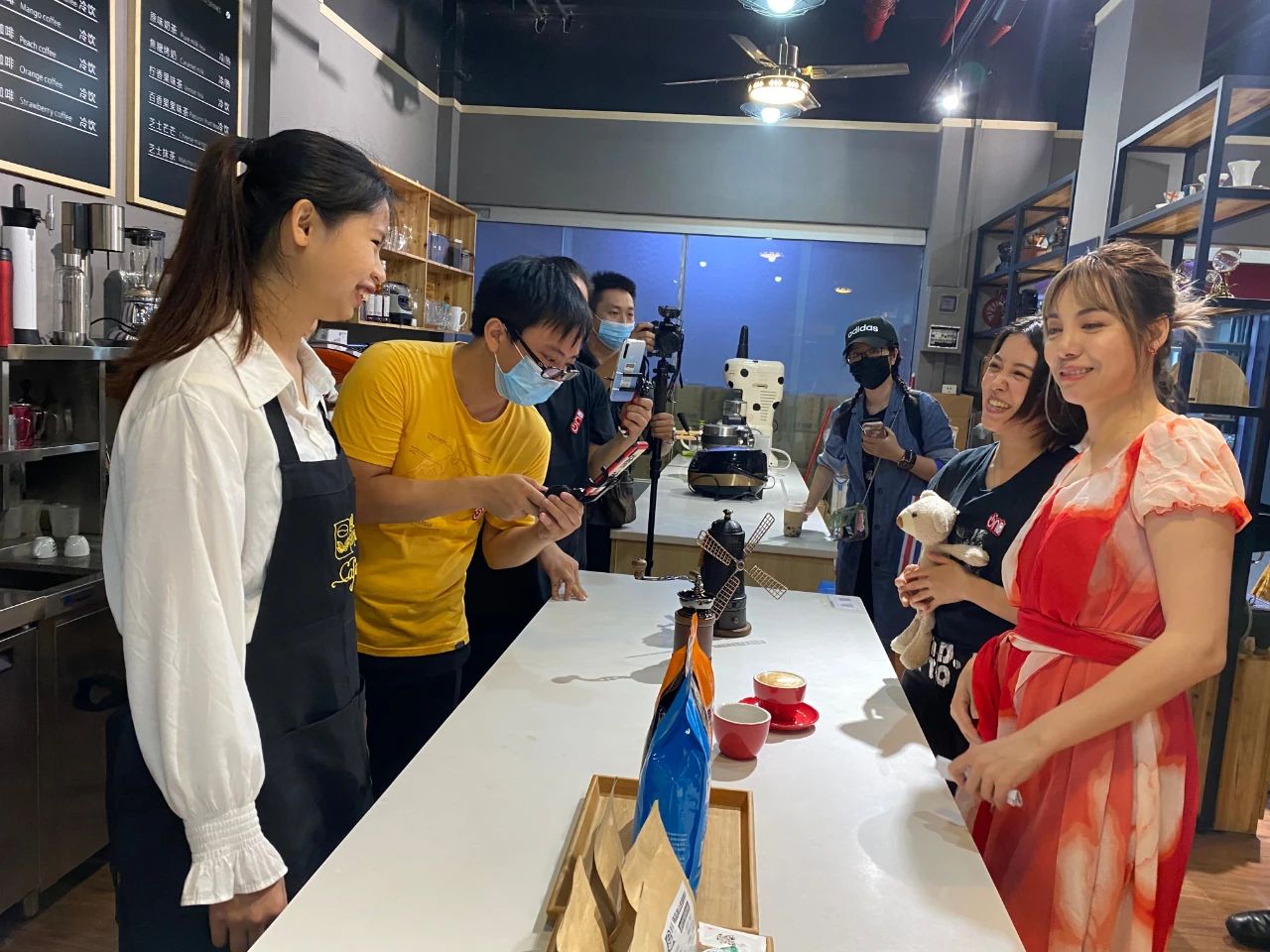 廣州直播節(jié)“在穗臺(tái)商分會(huì)場(chǎng)”，兩岸網(wǎng)紅主播齊聚松洲街金達(dá)咖啡飲品城打卡