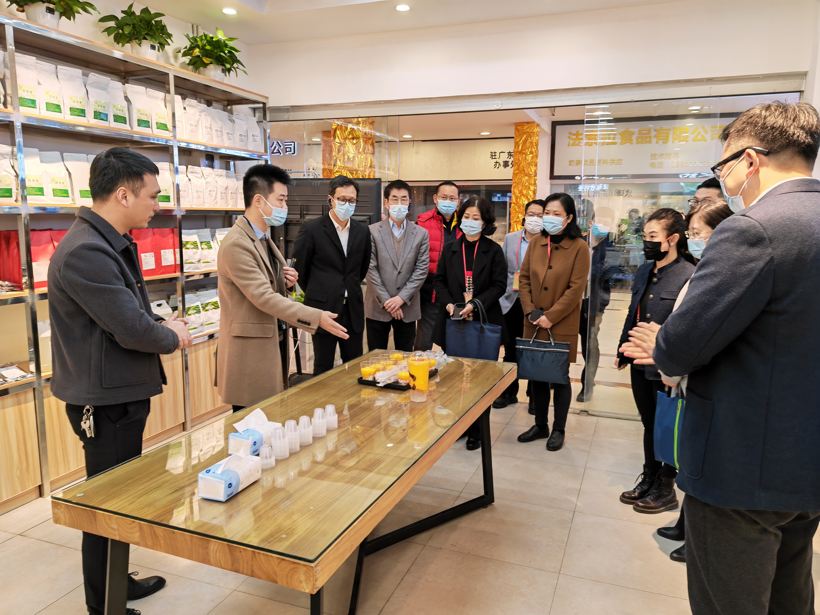 廣州白云區(qū)政協(xié)袁東華主席一行到松州街道金達(dá)市場和江南市場調(diào)研指導(dǎo)工作