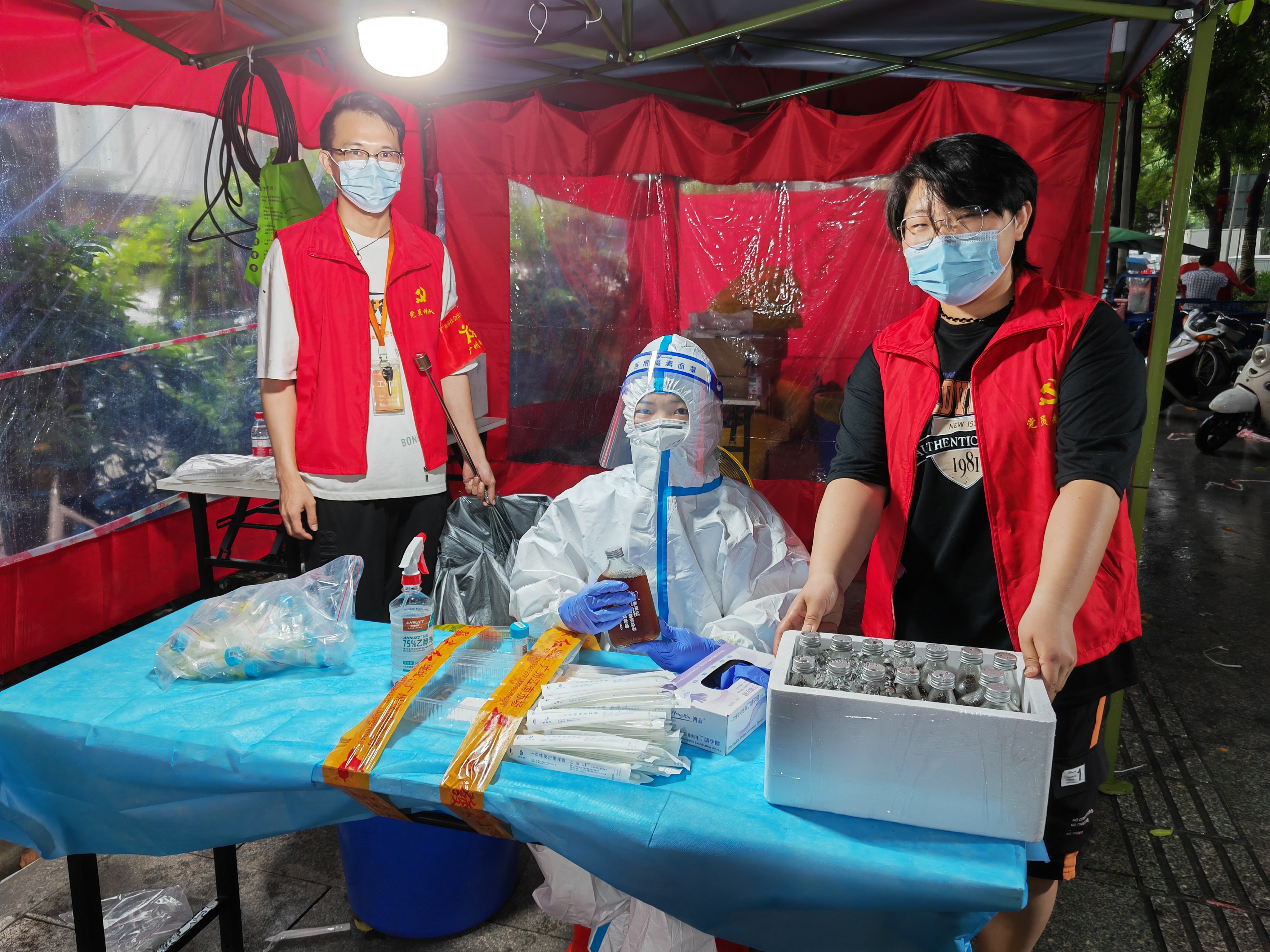 廣州白云區(qū)政府相關(guān)部門向金達咖啡飲品城及眾商家贈送“助力抗疫 愛心奉獻”的錦旗和感謝信 廣州白云區(qū)政府相關(guān)部門向金達咖啡飲品城及眾商家贈送“助力抗疫 愛心奉獻”的錦旗和感謝信