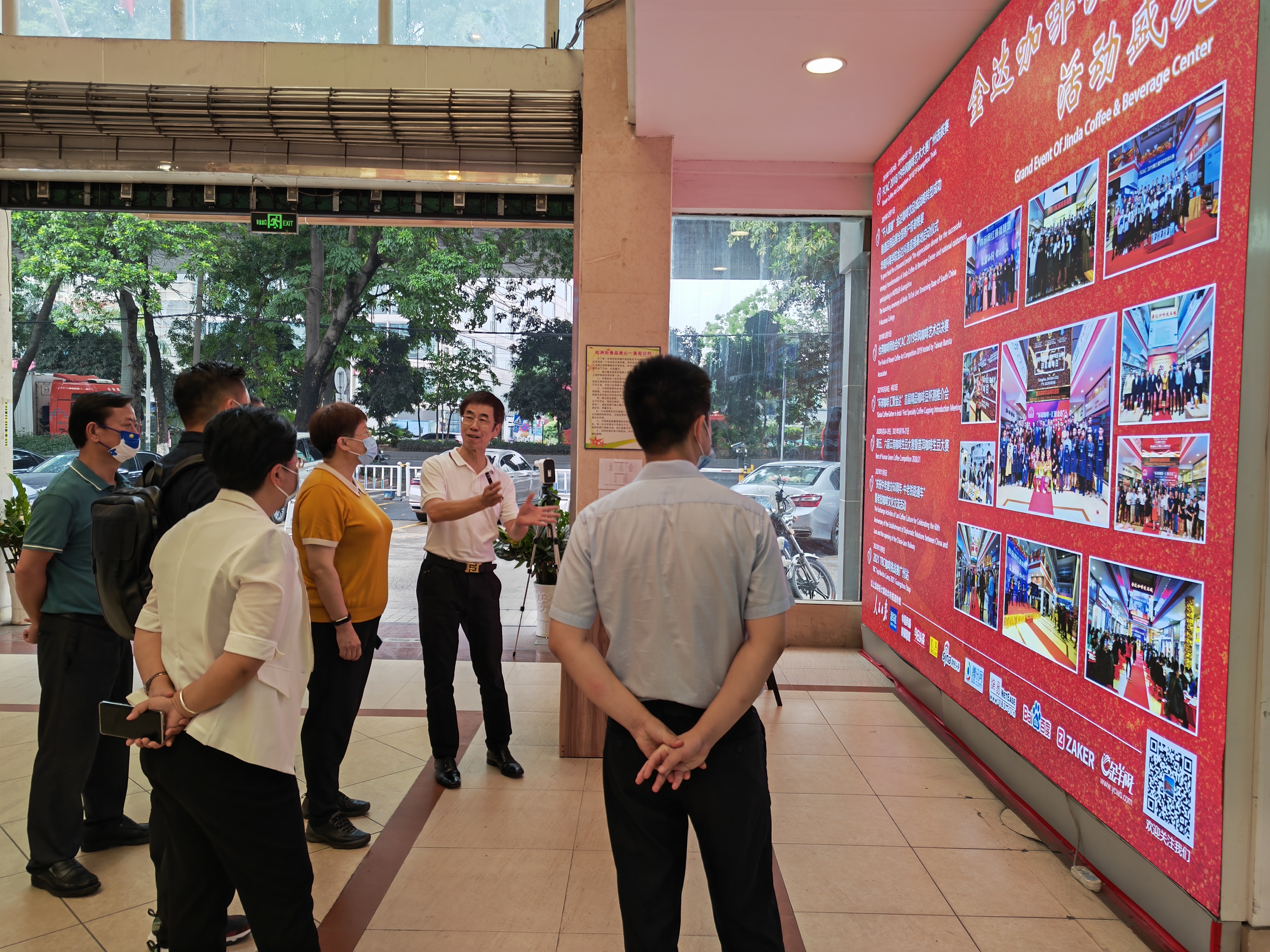 普洱市人大常委會(huì)副主任李鴻一行蒞臨金達(dá)咖啡飲品城調(diào)研交流 普洱市人大常委會(huì)副主任李鴻一行蒞臨金達(dá)咖啡飲品城調(diào)研交流