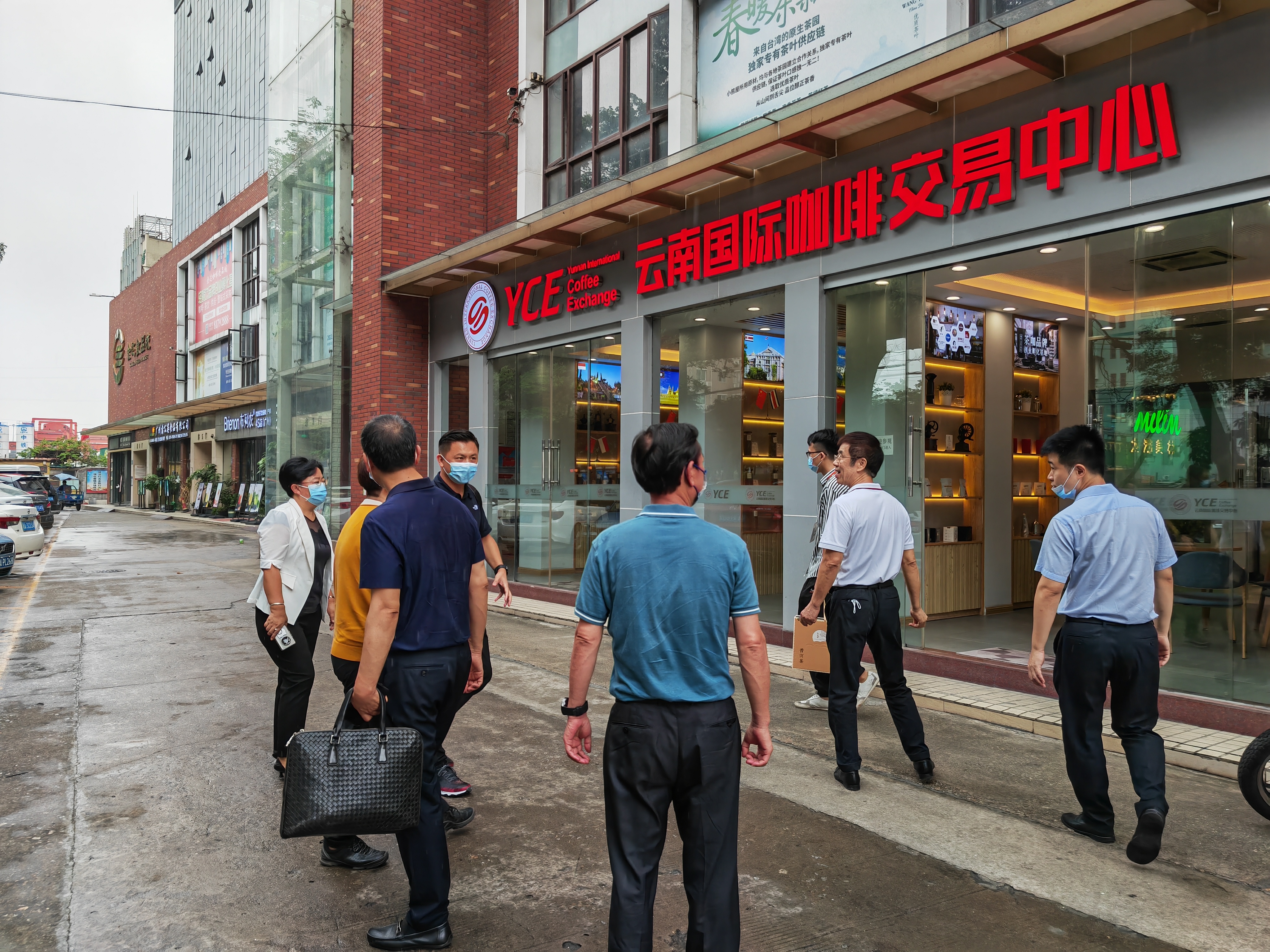 普洱市人大常委會(huì)副主任李鴻一行蒞臨金達(dá)咖啡飲品城調(diào)研交流 普洱市人大常委會(huì)副主任李鴻一行蒞臨金達(dá)咖啡飲品城調(diào)研交流